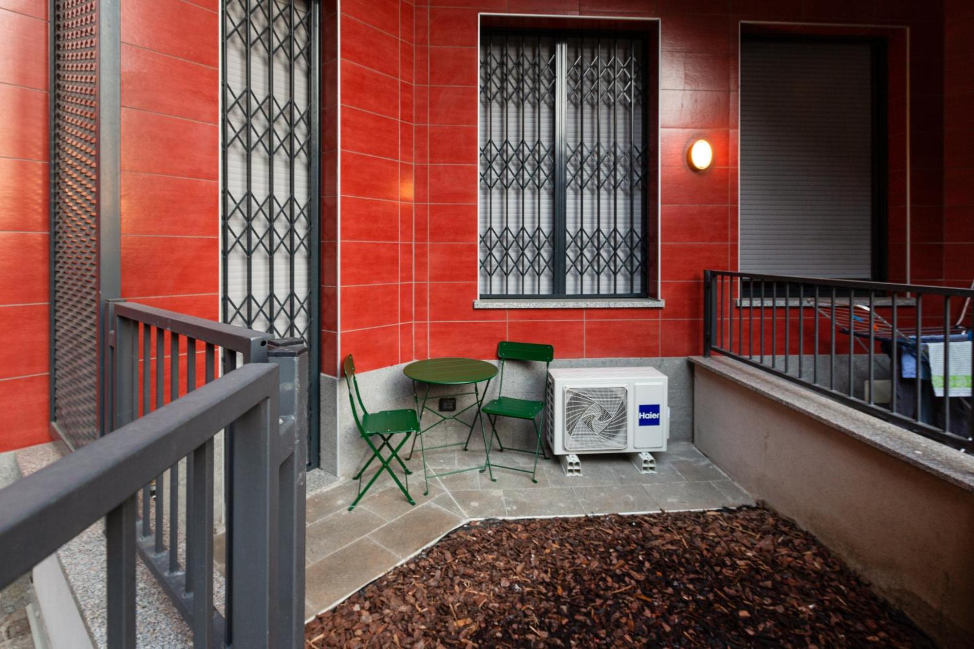 Апартаменты Cozy Corner With Balcony And Private Garage! Милан Экстерьер фото